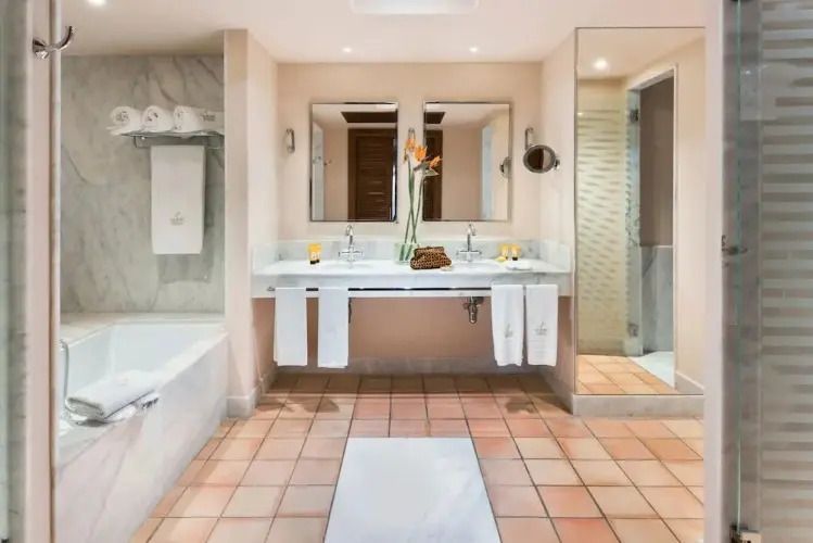 Elegantes Badezimmer mit Doppelwaschbecken und großen Spiegeln