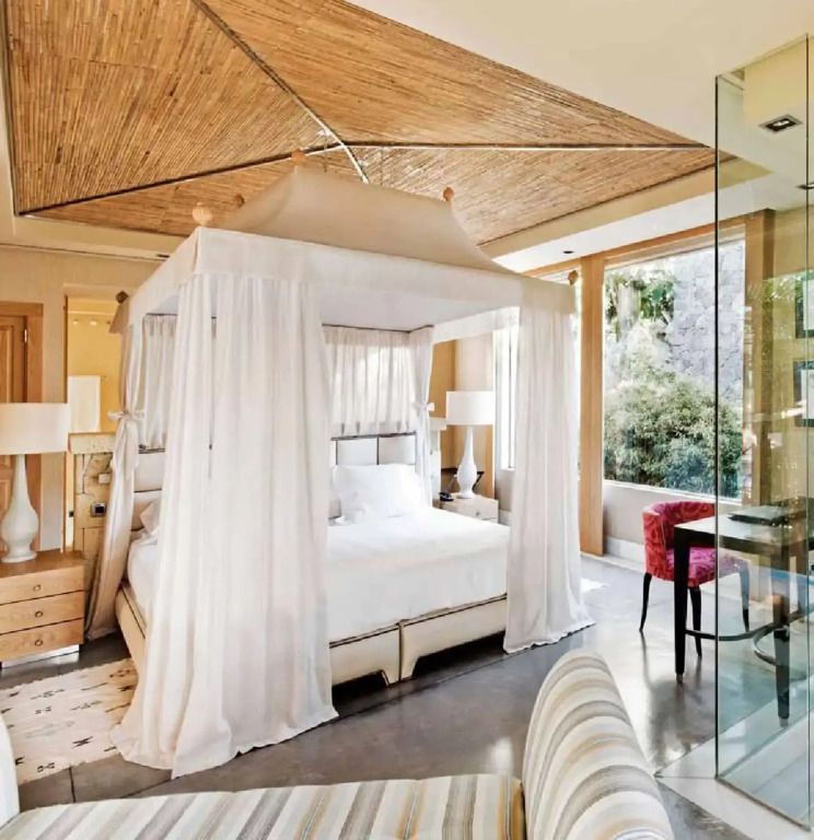 Luxuriöses Schlafzimmer mit Himmelbett und stilvoller Einrichtung in Villa Las Mimosas.
