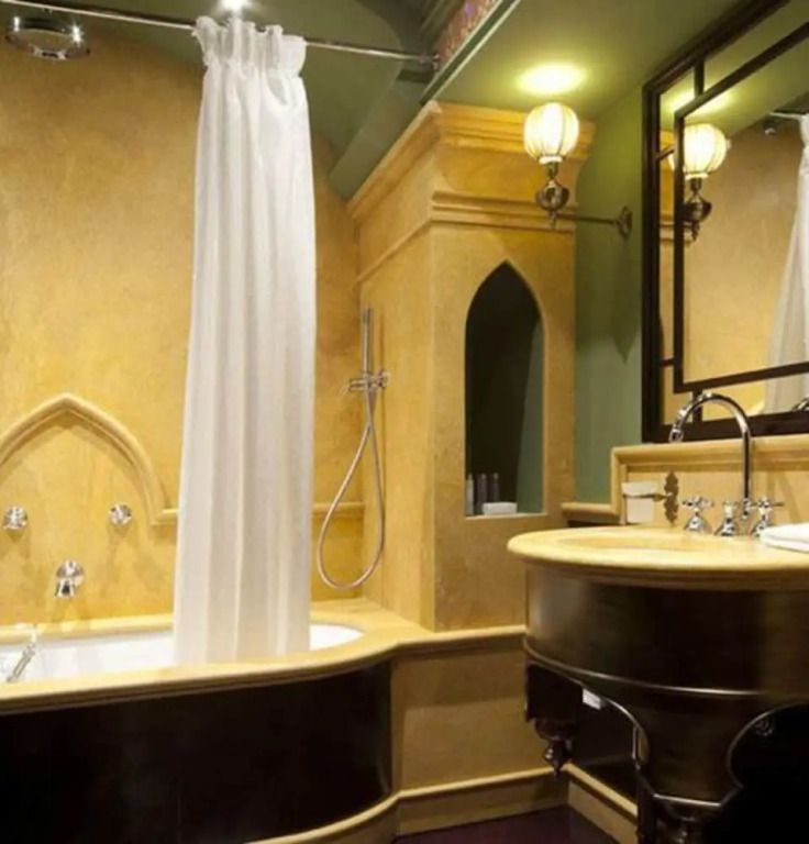 Luxuriöses Badezimmer mit Badewanne und klassischem Dekor in warmen Tönen