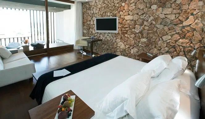 Hotelzimmer mit Doppelbett und Fruchtschale auf dem Tisch