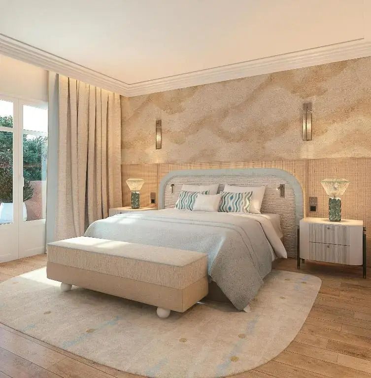 Luxuriöse Suite mit einem großen Bett, klassischen Lampen und eleganten Vorhängen.