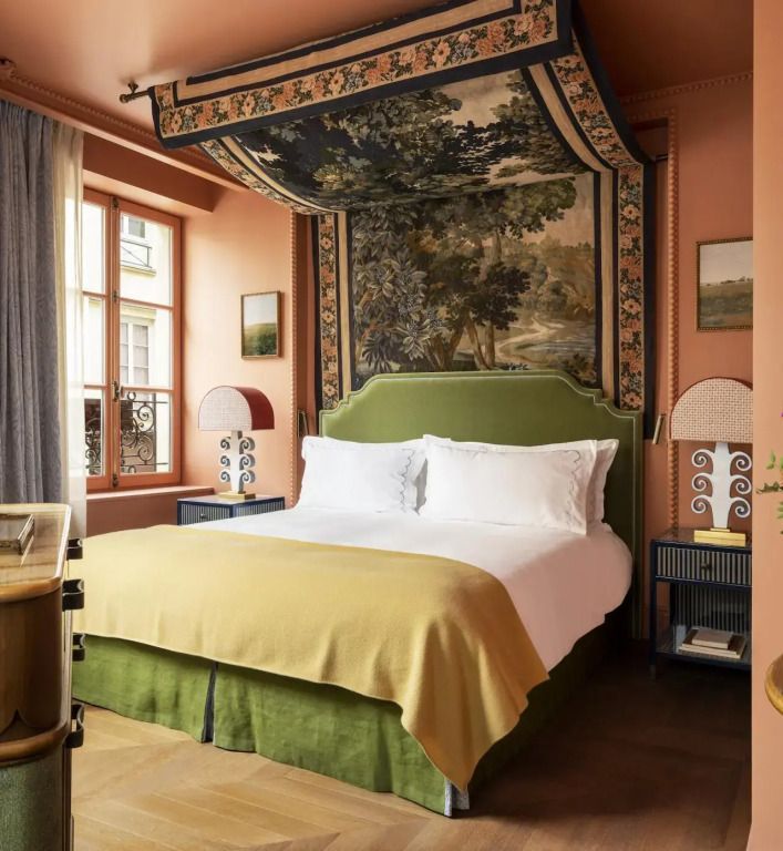 Luxuriöses Deluxe Doppelzimmer mit Baldachin und grünem Bettkopfteil