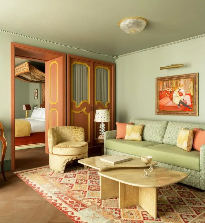 Geräumiges Wohnzimmer der Mazarin Suite mit Sofa und stilvoller Einrichtung.