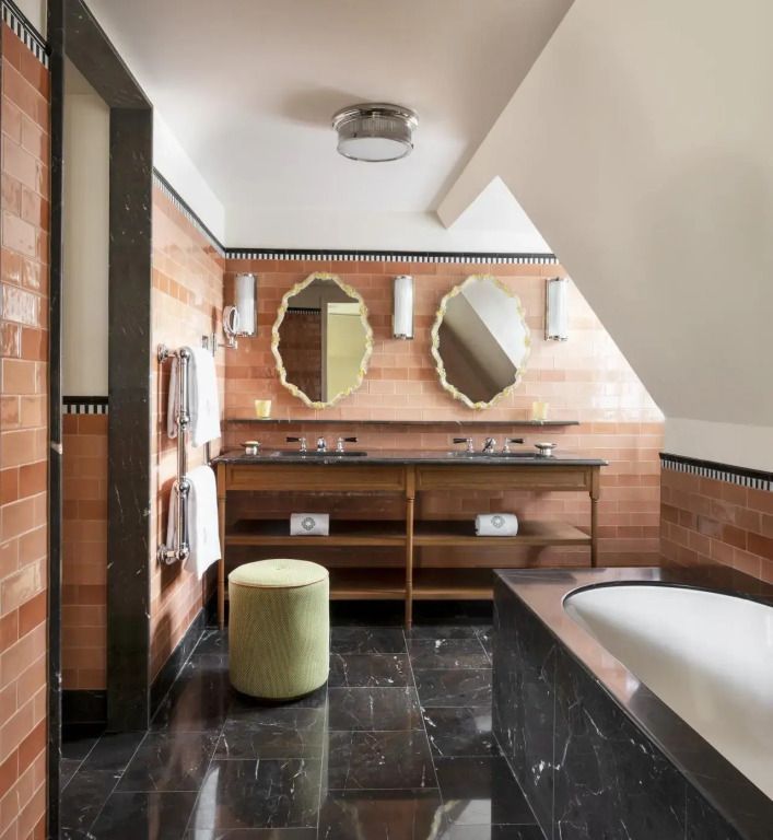 Badezimmer mit Wanne und Doppelwaschbecken in stilvollem Design