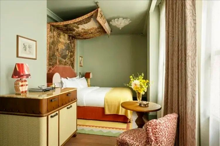 Klassisches Doppelzimmer mit edler Einrichtung und gemütlichem Doppelbett