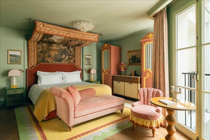 Geräumiges Pariser Zimmer mit Doppelbett, eleganter Sitzecke und klassischem Dekor