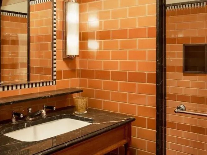 Modernes Badezimmer mit eleganten Fliesen und hochwertigen Armaturen