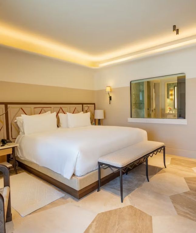 Elegantes Deluxe Sea Doppelzimmer mit gemütlichem Doppelbett und stilvoller Beleuchtung