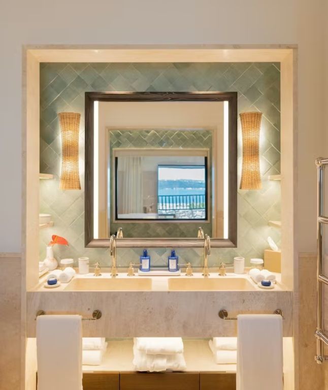 Doppelwaschbecken mit großen Spiegeln und eleganter Beleuchtung im Badezimmer