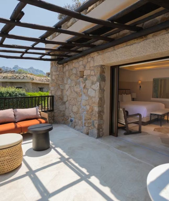 Private Terrasse mit gemütlicher Sitzgelegenheit und Zugang zum Deluxe Zimmer
