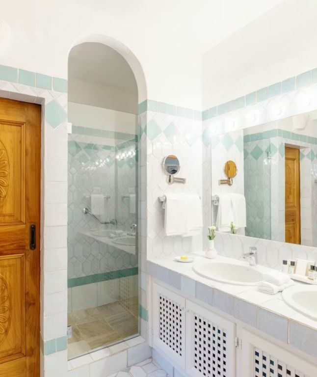 Luxuriöses Badezimmer mit Marmorakzenten und großer Dusche
