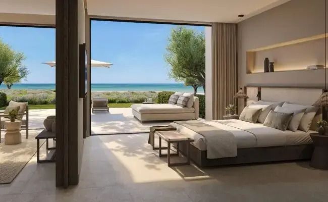 Elegante Suite mit Wasserblick und offenen Fenster zur Terrasse mit Meer und Garten