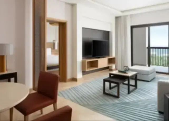 Elegantes Wohnzimmer der Suite mit modernem Fernseher und stilvollen Möbeln.