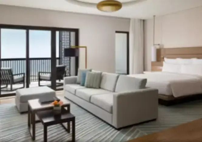 Geräumige Junior Suite mit Doppelbett und Sitzbereich im InterContinental Fujairah.