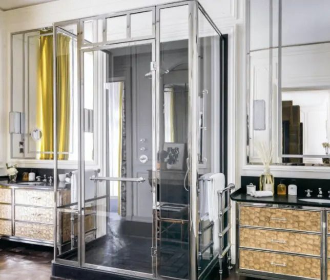 Moderne, verglaste Duschkabine mit eleganten Details im Badezimmer