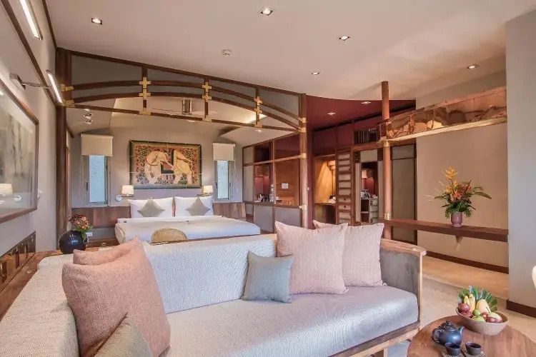 Luxuriöse Suite mit modernem Dekor und großzügigem Wohnbereich im Kamalaya Koh Samui.