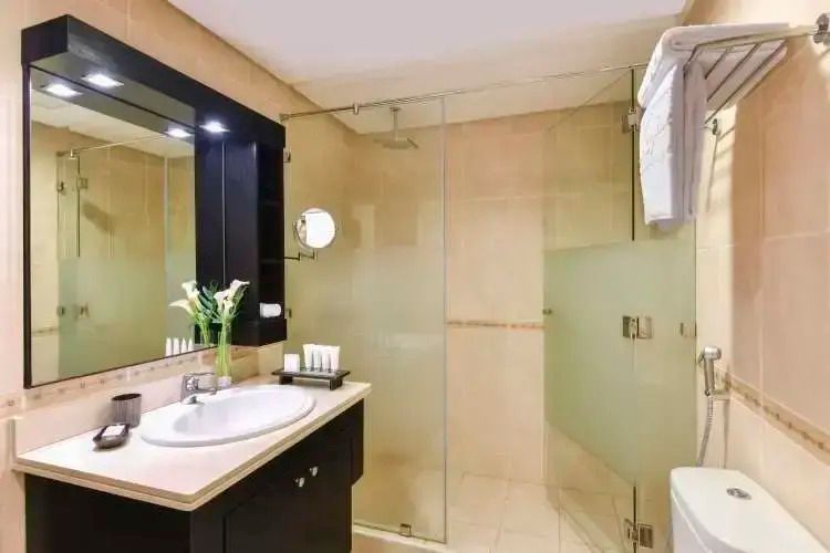 Elegantes Badezimmer mit großer Dusche und hochwertigen Armaturen