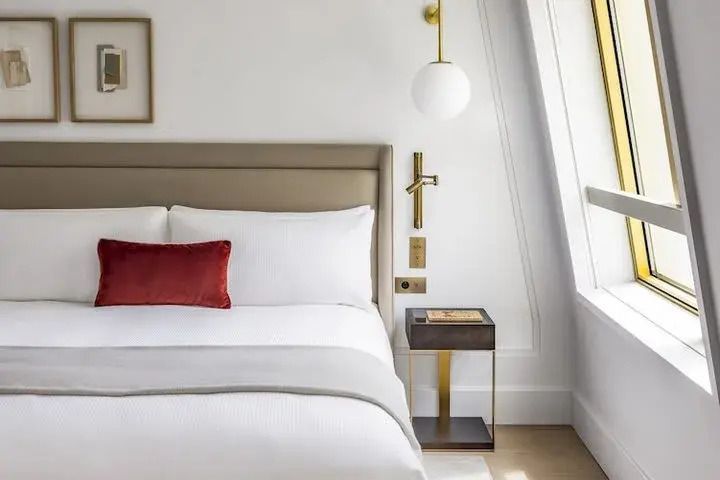 Modernes Doppelbett mit eleganter Beleuchtung und Nachttisch.