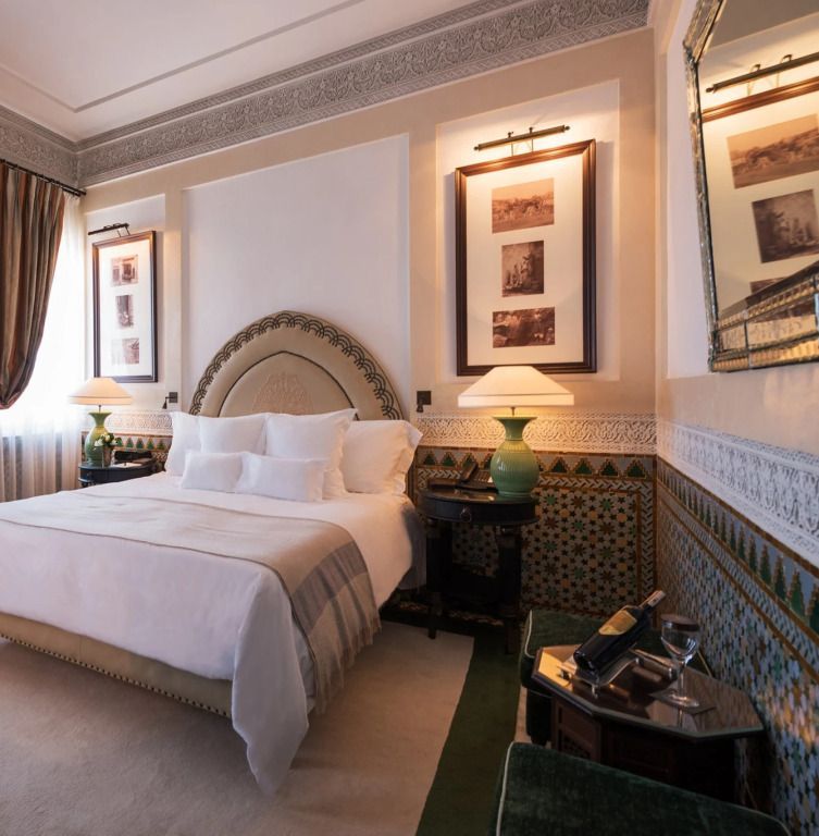 Elegantes Hotelzimmer im marokkanischen Stil mit großem Doppelbett und Dekoration.