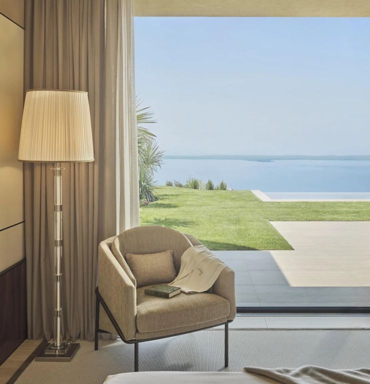 Blick vom Innenraum auf Terrasse und Gardasee im Lefay Resort
