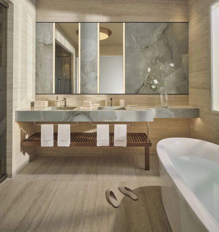 Stilvolles Badezimmer mit großer Badewanne und Doppelwaschbecken