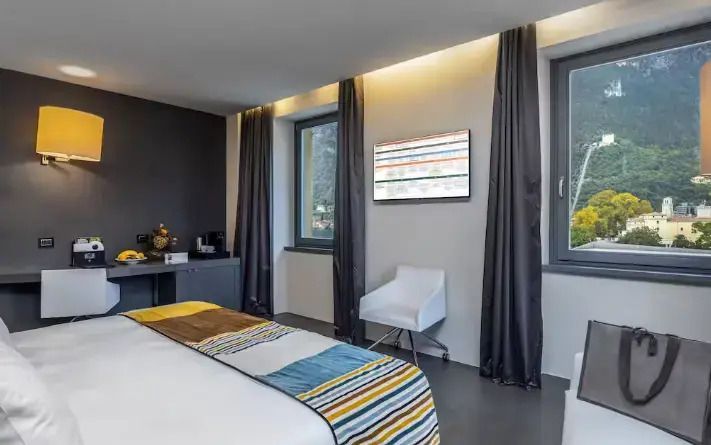 Modernes Doppelzimmer mit zwei großen Fenstern und elegantem Dekor