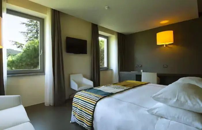 Geräumiges Doppelzimmer mit Blick auf den Park und modernem Design