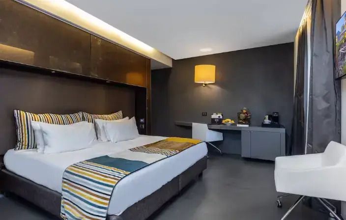 Komfortables Zimmer mit Schreibtischbereich und harmonischer Beleuchtung