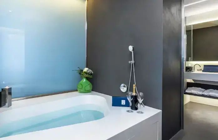 Elegante Badewanne mit moderner Armatur und dekorativem Element