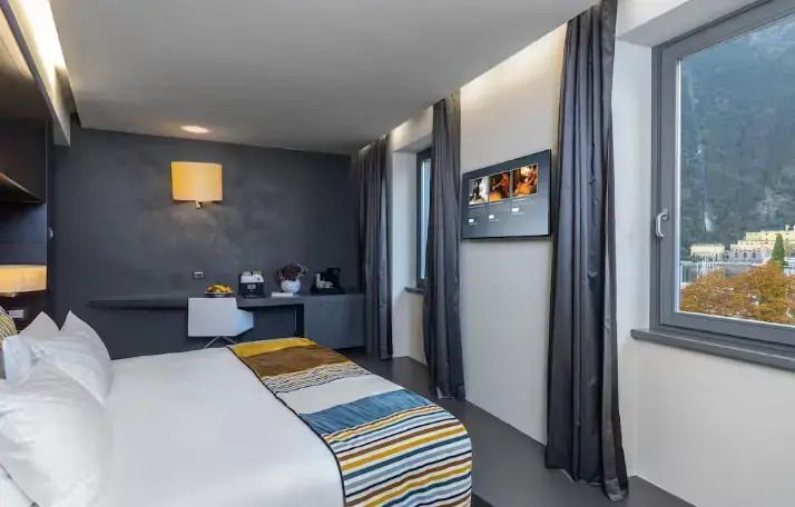 Zimmeransicht mit elegantem Schreibtisch und stilvollen Dekorationselementen.