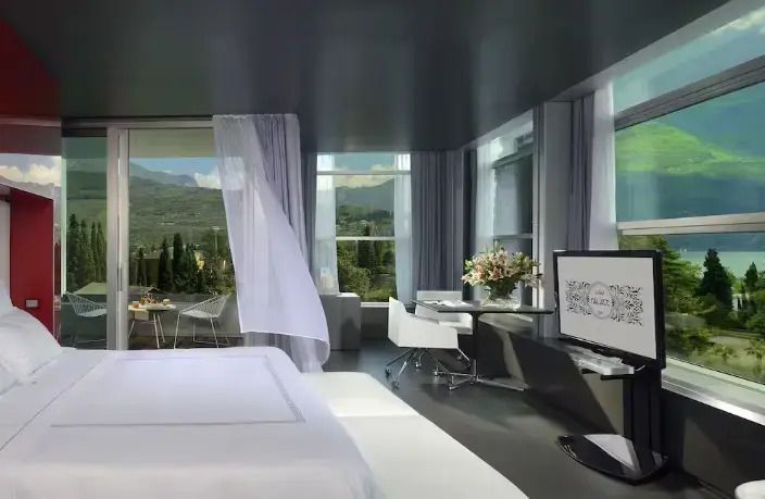 Elegantes Schlafzimmer in der Sky Presidential Suite mit Panoramablick und modernen Möbeln