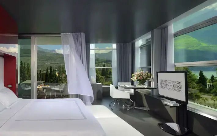 Luxuriöses modernes Zimmer in der Sky Presidential Suite mit großem Fenster und Schreibtisch