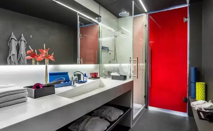 Modernes Badezimmer in weiß-rot mit luxuriöser Ausstattung und großen Spiegeln