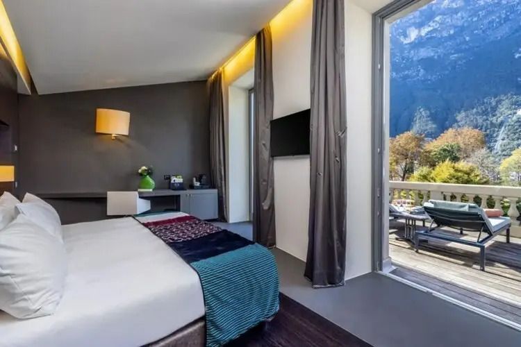 Modernes Doppelzimmer mit Balkon und Blick auf die Natur im Lido Palace Hotel