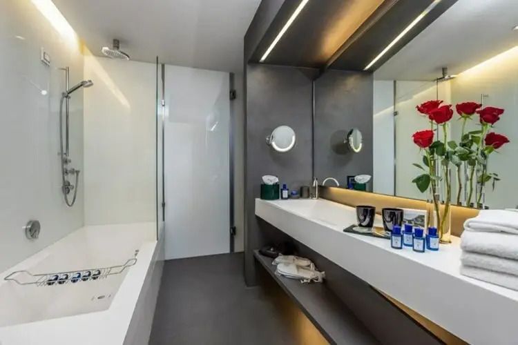 Elegantes Badezimmer mit luxuriöser Ausstattung im Lido Palace Hotel