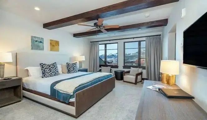Elegantes Hotelzimmer mit Balkon und Bergblick