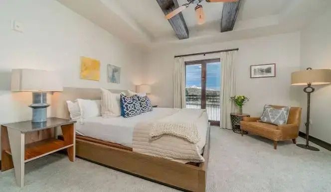 Gemütliches Deluxe-Zimmer mit großer Tür zum Balkon