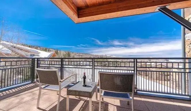 Terrasse mit Sitzgelegenheiten und Blick auf die schneebedeckte Landschaft