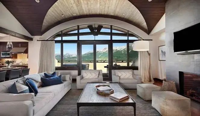 Geräumiges Wohnzimmer mit Panoramablick und eleganten Möbeln im Penthouse.