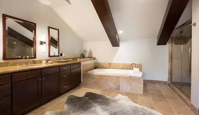 Luxuriöses Badezimmer mit Badewanne und Holzakzenten im Penthouse.