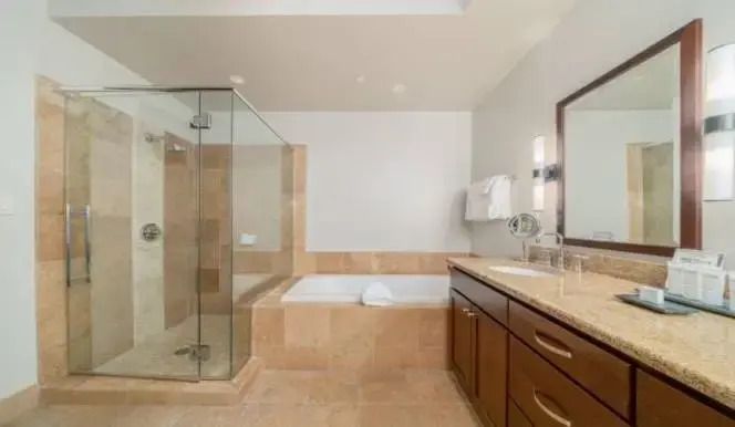 Modernes Badezimmer mit Glasdusche und eingelassener Badewanne