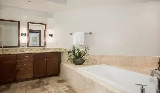 Modernes Badezimmer mit geräumiger Badewanne und eleganter Armatur