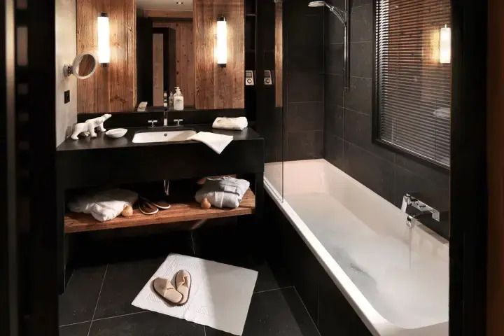 Luxuriöses Badezimmer mit Badewanne und stilvoller Einrichtung.