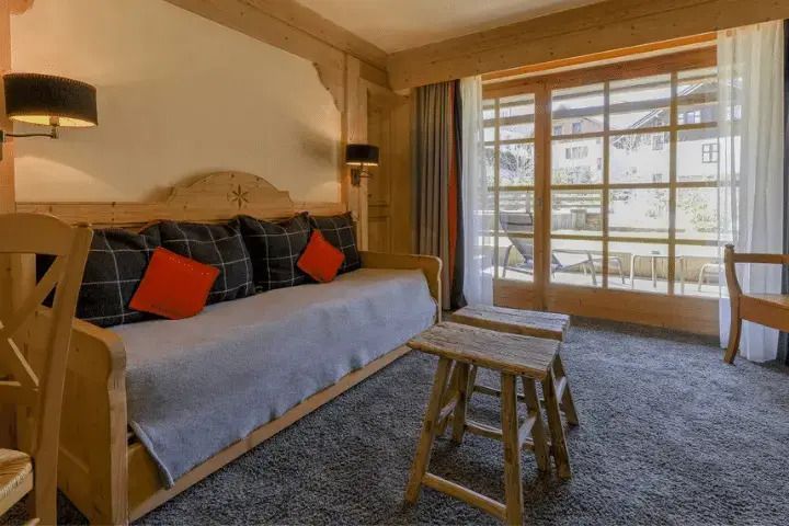 Sitzbereich der Junior-Suite mit Tagesbett und Balkonzugang