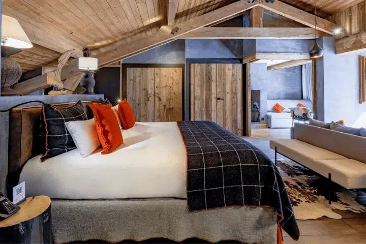 Großzügige Suite mit Holzakzenten, Doppelbett und eleganter Einrichtung