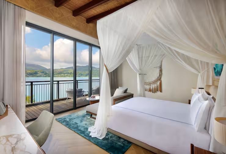 Panorama-Schlafzimmer mit Himmelbett und Meerblick im Mango House Seychelles