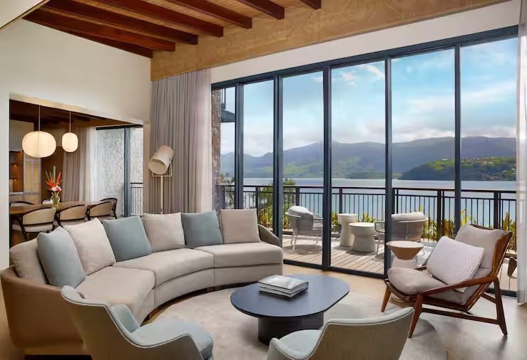 Wohnbereich der Suite mit modernen Möbeln und tollem Balkonblick im Mango House Seychelles