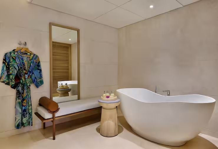 Modernes Badezimmer mit freistehender Badewanne im Mango House Seychelles
