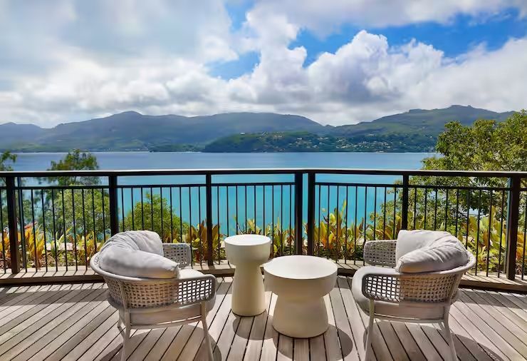 Terrasse mit Sitzbereich und grandiosem Meerblick im Mango House Seychelles