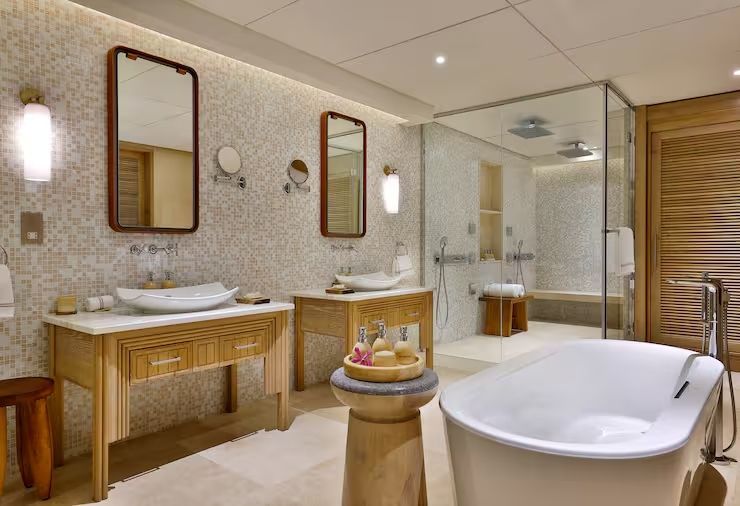 Luxuriöses Badezimmer mit freistehender Badewanne und Doppelwaschbecken in der Ocean House Suite.